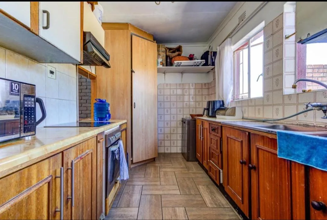 Townhouse to rent in Edleen, Kempton Park